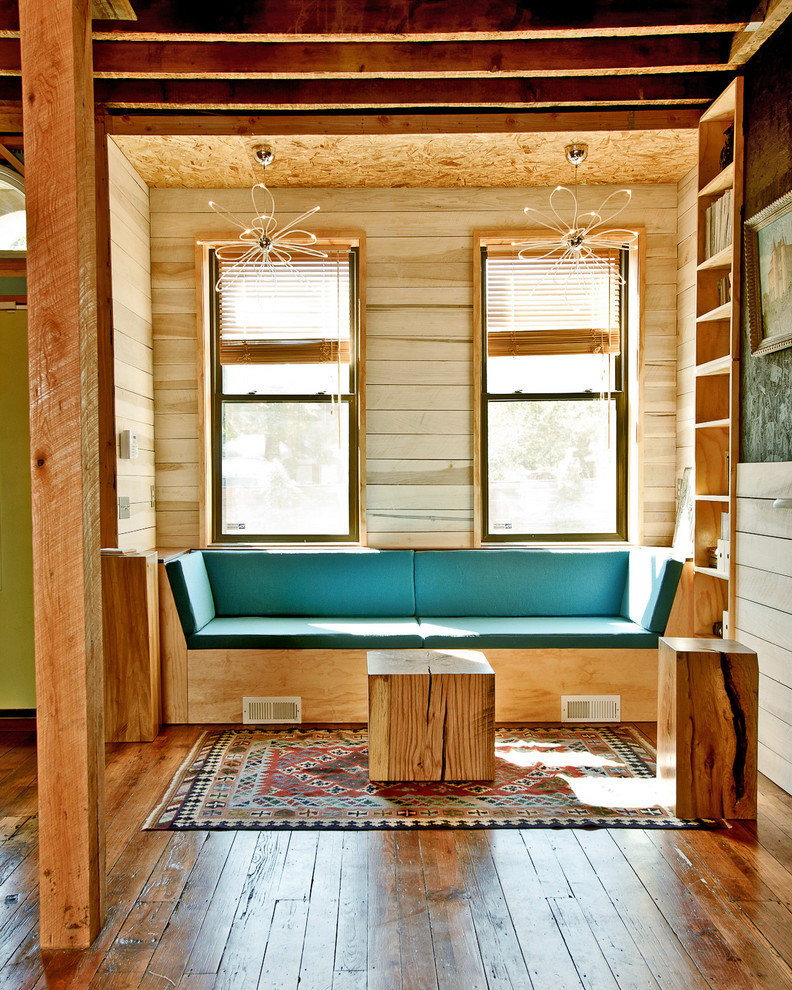 Foto på ett litet funkis vardagsrum, med mellanmörkt trägolv