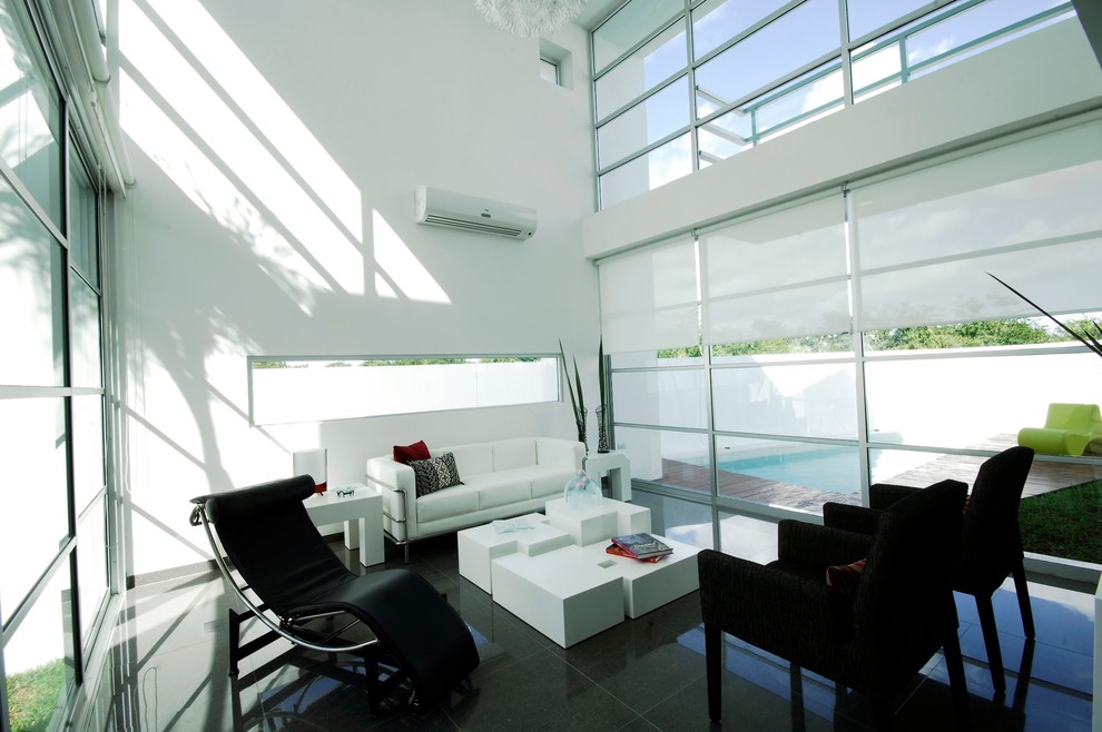 Cette photo montre un salon moderne ouvert avec un mur blanc.