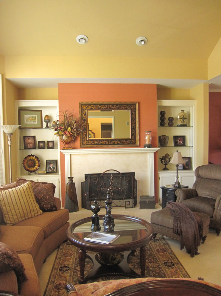 サンフランシスコにある中くらいなトラディショナルスタイルのおしゃれなリビング (黄色い壁、カーペット敷き、標準型暖炉、タイルの暖炉まわり、テレビなし、ベージュの床) の写真