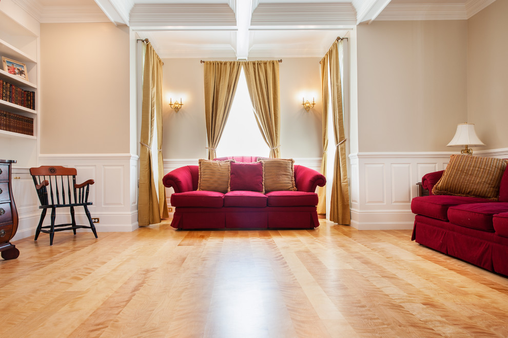 Ispirazione per un soggiorno vittoriano con pareti bianche e pavimento in legno massello medio