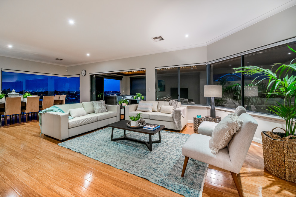 Repräsentatives, Offenes Modernes Wohnzimmer mit grauer Wandfarbe, braunem Holzboden und beigem Boden in Perth