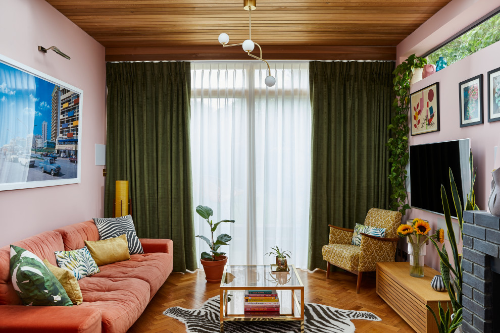 На фото: изолированная гостиная комната среднего размера в современном стиле с розовыми стенами, телевизором на стене, коричневым полом и деревянным потолком с