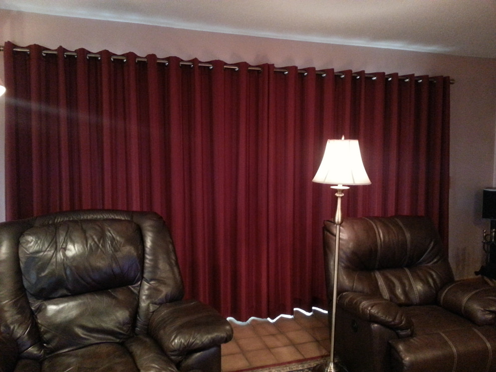Foto de salón para visitas cerrado clásico de tamaño medio sin chimenea y televisor con paredes beige, suelo de baldosas de terracota y suelo rojo