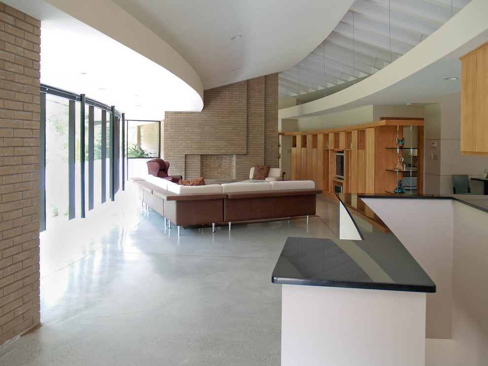 Diseño de salón contemporáneo con suelo de cemento