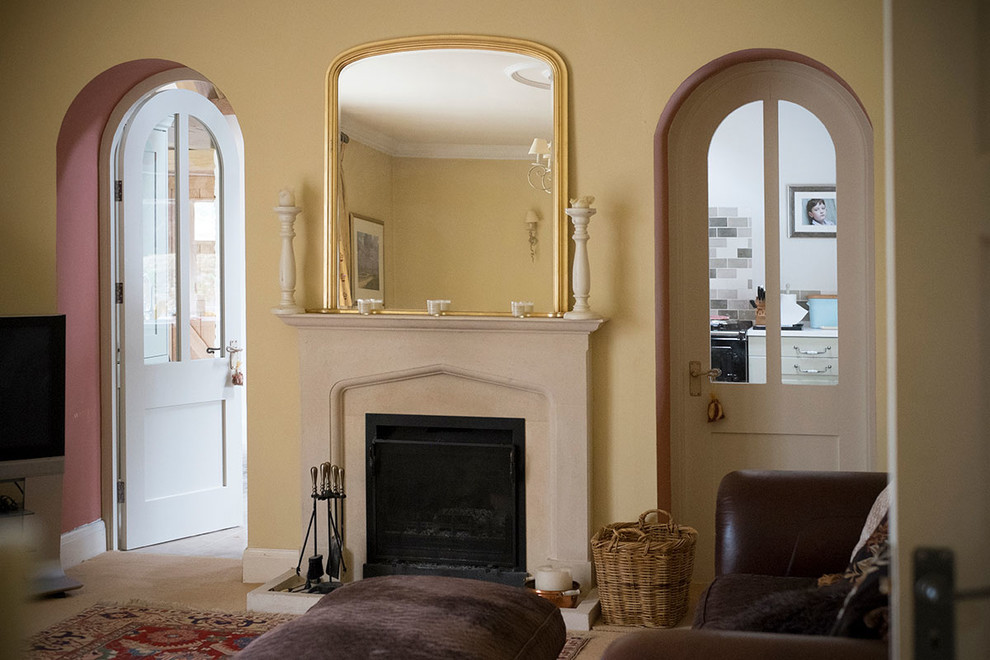 Mittelgroßes, Repräsentatives, Abgetrenntes Landhaus Wohnzimmer mit gelber Wandfarbe, Teppichboden, freistehendem TV und beigem Boden in Wiltshire