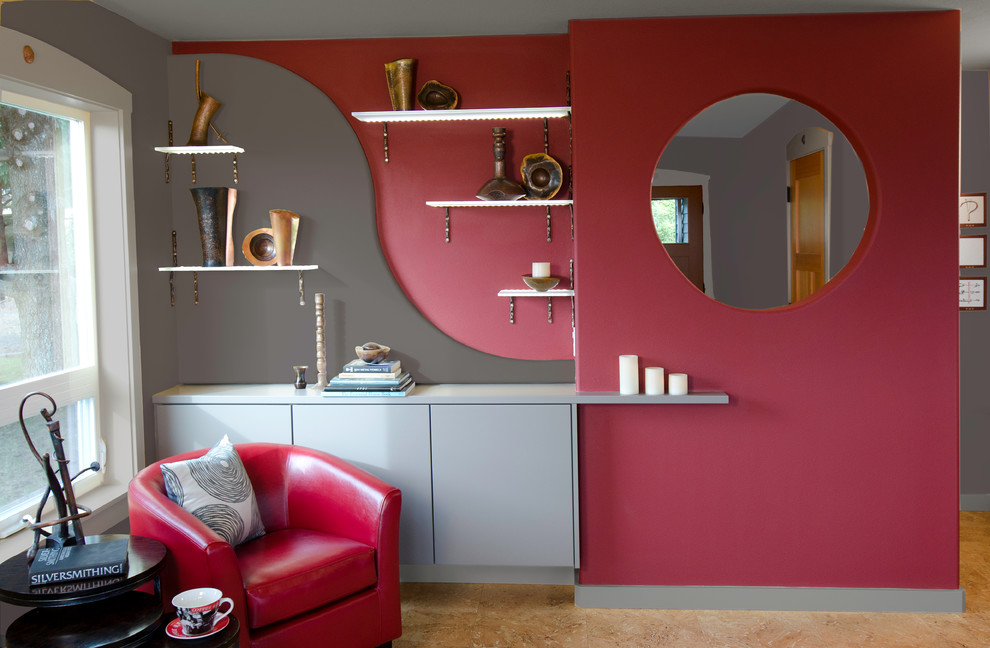 Стильный дизайн: большая открытая гостиная комната в современном стиле с серыми стенами и пробковым полом без камина, телевизора - последний тренд