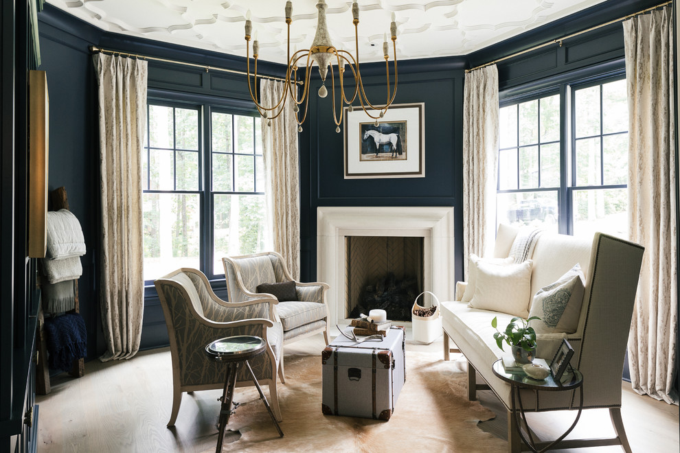 Inspiration pour un grand salon traditionnel fermé avec un mur bleu, parquet clair, un sol beige, une salle de réception, une cheminée standard, un manteau de cheminée en plâtre et aucun téléviseur.