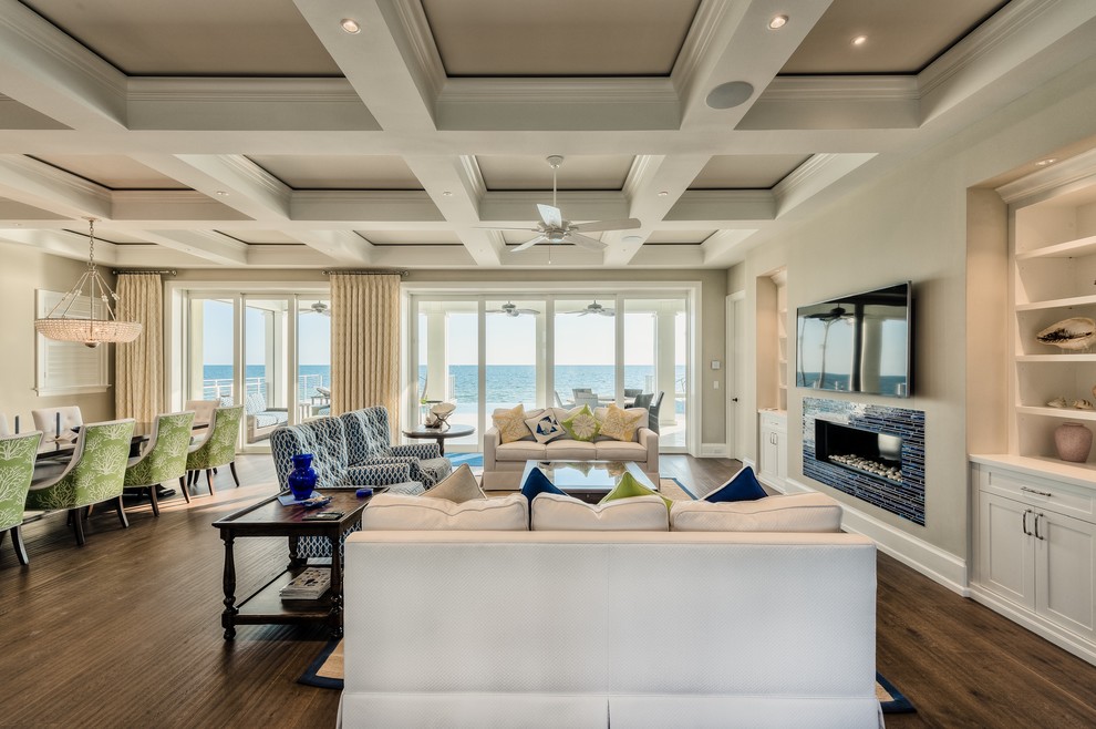 Großes, Offenes Maritimes Wohnzimmer mit braunem Holzboden, Kamin, gefliester Kaminumrandung und TV-Wand in Miami