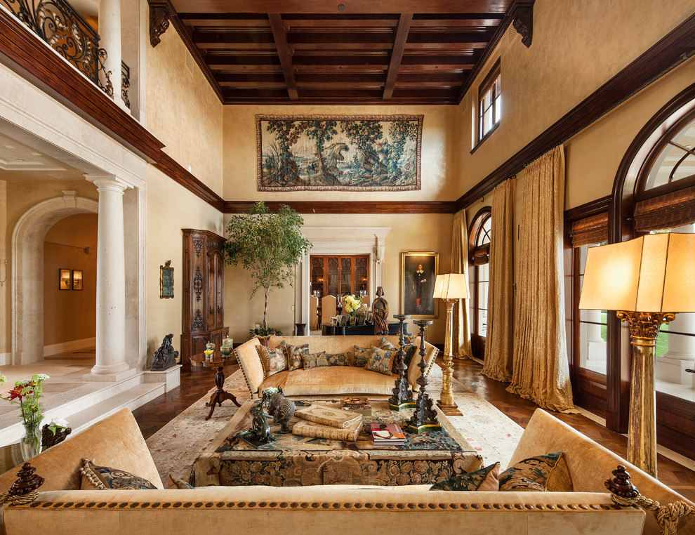 Пример оригинального дизайна: парадная гостиная комната в средиземноморском стиле с бежевыми стенами, паркетным полом среднего тона и красивыми шторами без телевизора