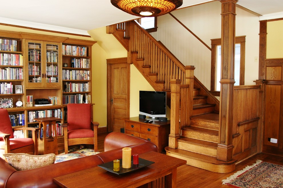 Источник вдохновения для домашнего уюта: гостиная комната в классическом стиле с с книжными шкафами и полками, желтыми стенами и ковром на полу