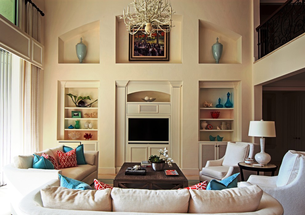 Imagen de salón para visitas abierto contemporáneo de tamaño medio sin chimenea con paredes blancas, televisor colgado en la pared y suelo beige