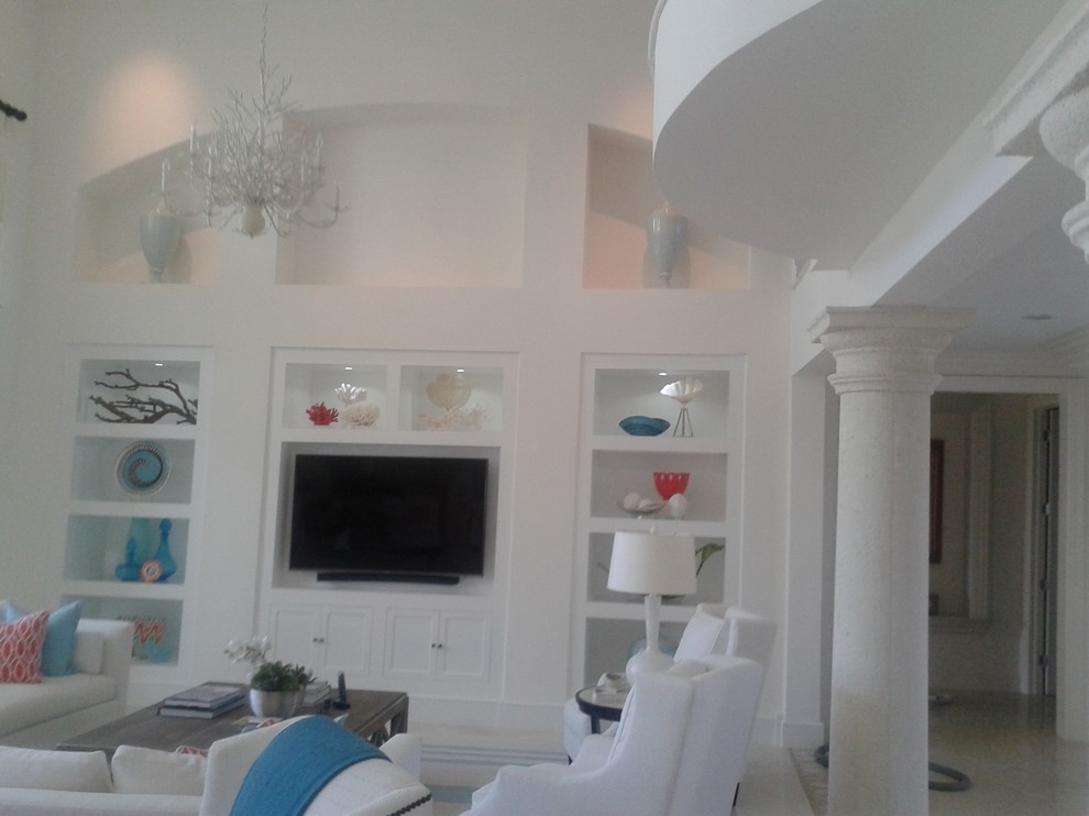 Идея дизайна: парадная, открытая гостиная комната среднего размера в современном стиле с белыми стенами, телевизором на стене и бежевым полом без камина