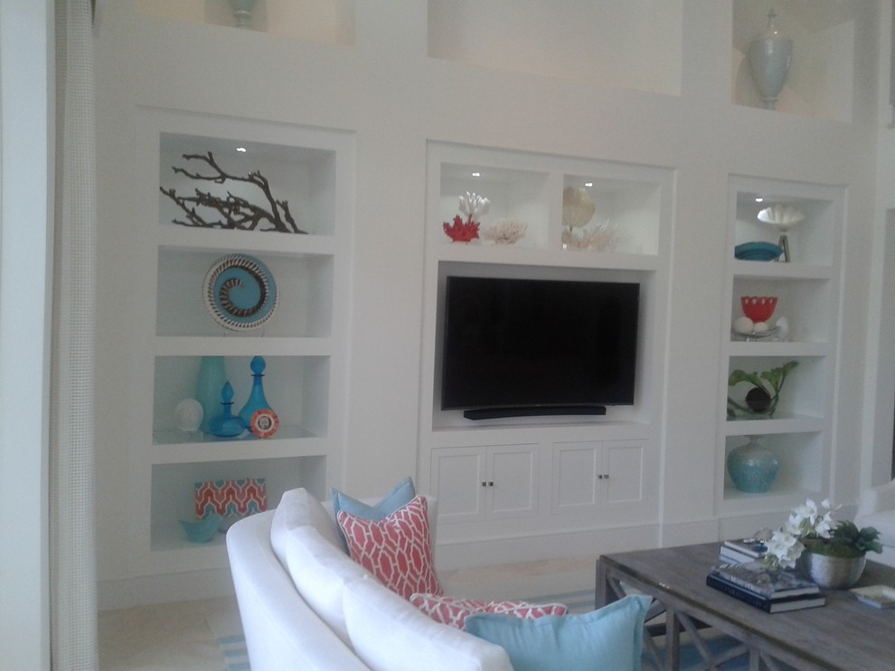 Foto di un soggiorno minimal di medie dimensioni e aperto con sala formale, pareti bianche, nessun camino, TV a parete e pavimento beige