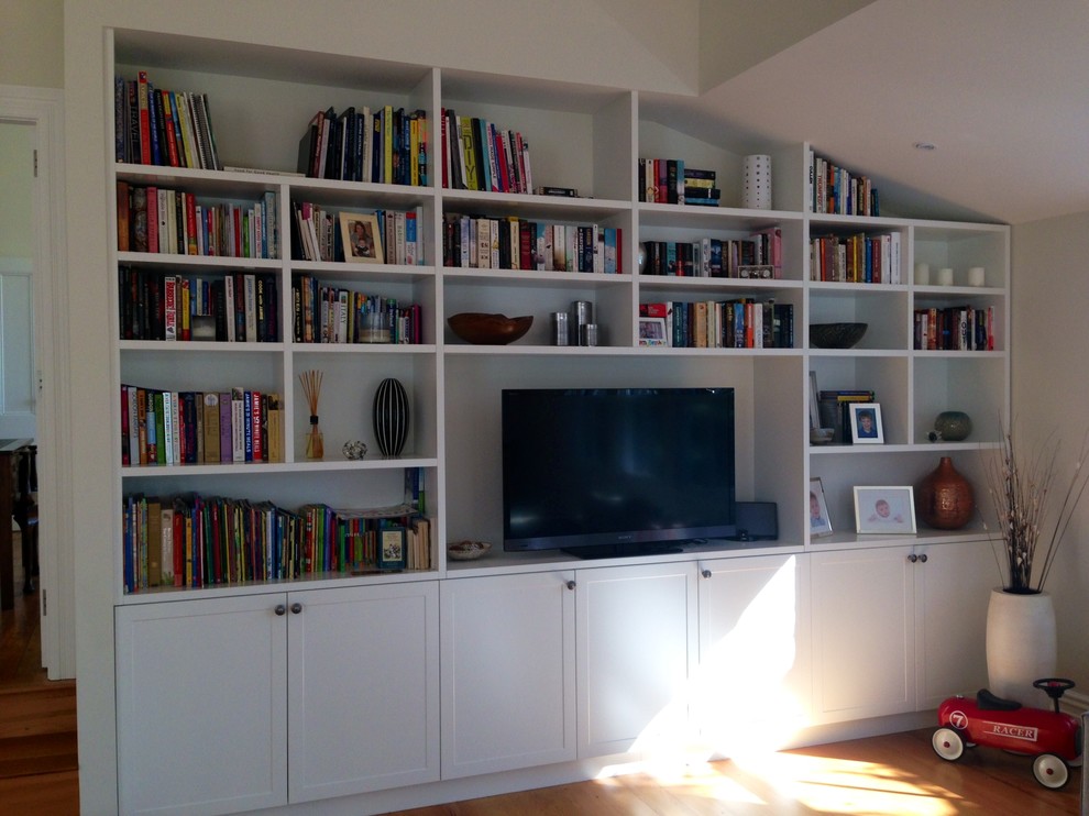 Idee per un grande soggiorno contemporaneo aperto con pareti bianche, pavimento in legno massello medio e TV autoportante