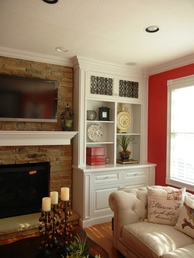 Idéer för att renovera ett mellanstort vintage separat vardagsrum, med röda väggar, en standard öppen spis, en spiselkrans i sten, en väggmonterad TV, ett finrum, mellanmörkt trägolv och brunt golv