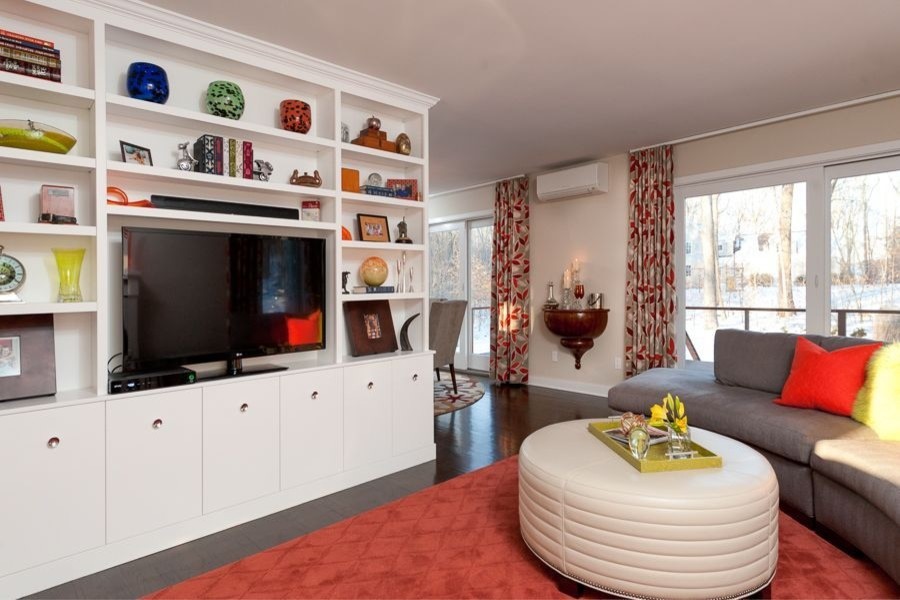 Источник вдохновения для домашнего уюта: парадная, изолированная гостиная комната среднего размера в стиле ретро с белыми стенами, темным паркетным полом, стандартным камином и отдельно стоящим телевизором