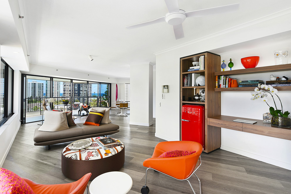 Großes, Offenes Modernes Wohnzimmer mit Hausbar, weißer Wandfarbe, braunem Holzboden und grauem Boden in Sydney