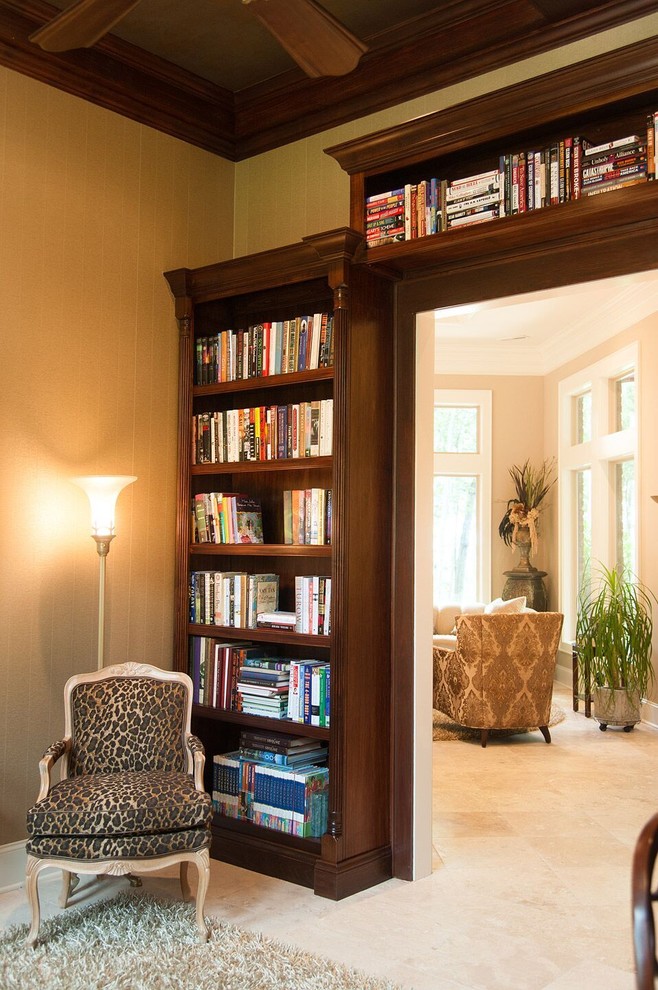 Exemple d'un salon chic de taille moyenne et fermé avec une bibliothèque ou un coin lecture, un mur marron et un sol en carrelage de céramique.