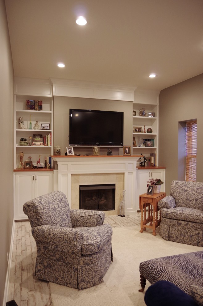 Exemple d'un salon chic de taille moyenne et ouvert avec une salle de réception, un mur marron, parquet peint, une cheminée standard, un manteau de cheminée en carrelage, un téléviseur fixé au mur et un sol gris.