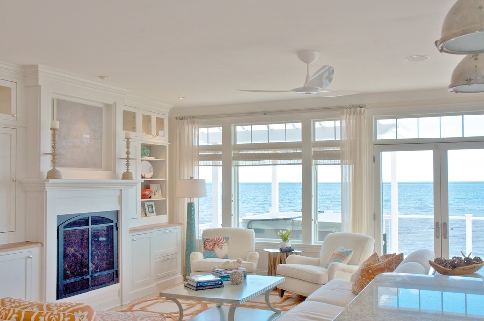 Großes, Repräsentatives, Offenes Maritimes Wohnzimmer mit weißer Wandfarbe, Teppichboden, Kamin, Kaminumrandung aus Holz und TV-Wand in Boston