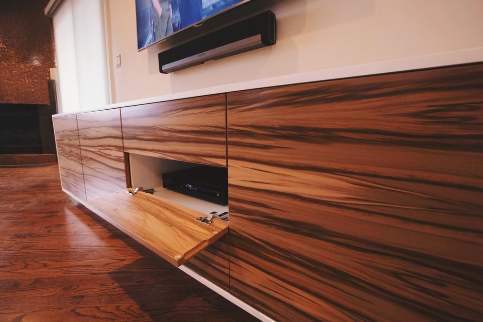 Ejemplo de salón moderno grande con paredes beige, suelo de madera oscura, televisor colgado en la pared y suelo marrón
