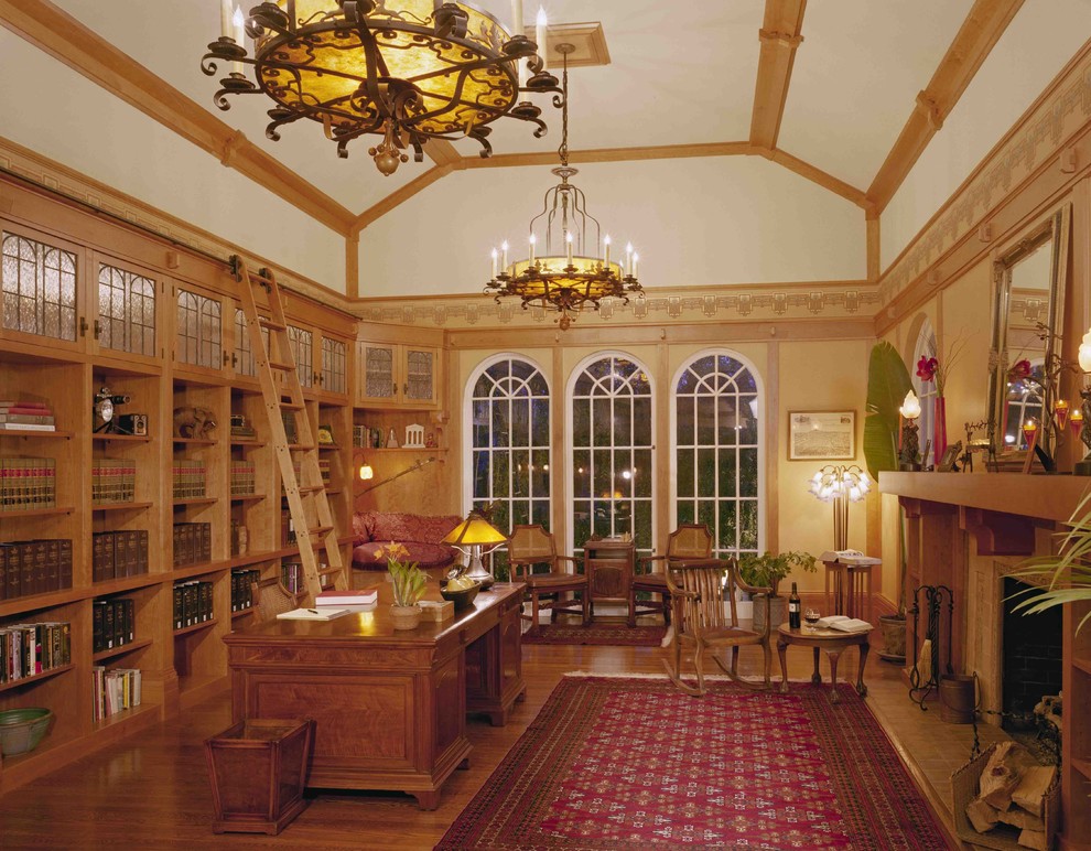 Идея дизайна: гостиная комната в классическом стиле с с книжными шкафами и полками