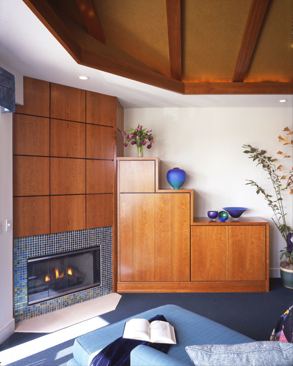 На фото: открытая, парадная гостиная комната среднего размера в современном стиле с белыми стенами, ковровым покрытием, угловым камином, фасадом камина из плитки и синим полом без телевизора
