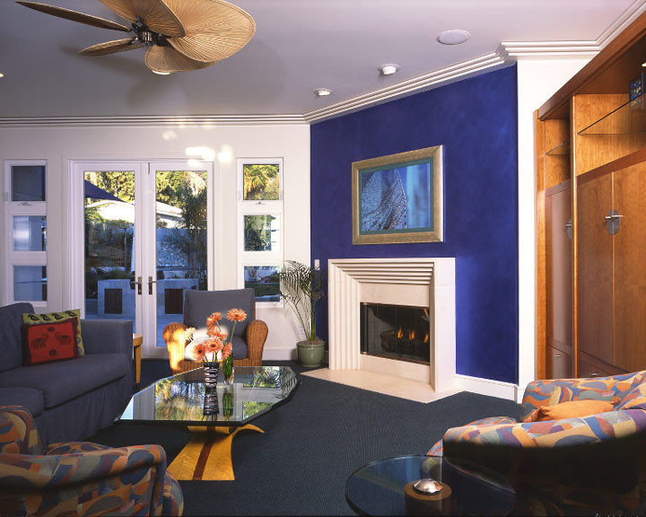 Свежая идея для дизайна: открытая, парадная гостиная комната среднего размера в современном стиле с синими стенами, ковровым покрытием, стандартным камином, фасадом камина из плитки, мультимедийным центром и синим полом - отличное фото интерьера