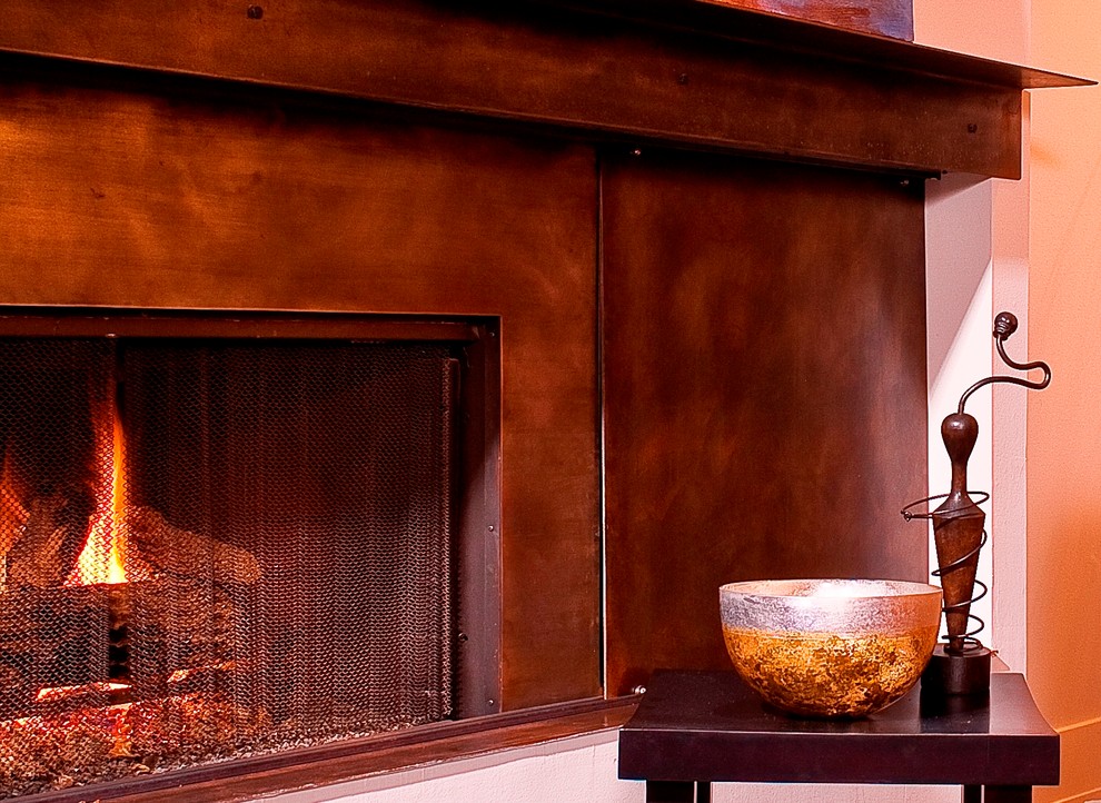 ヒューストンにあるお手頃価格の中くらいなコンテンポラリースタイルのおしゃれなLDK (白い壁、コンクリートの床、標準型暖炉、金属の暖炉まわり、内蔵型テレビ) の写真