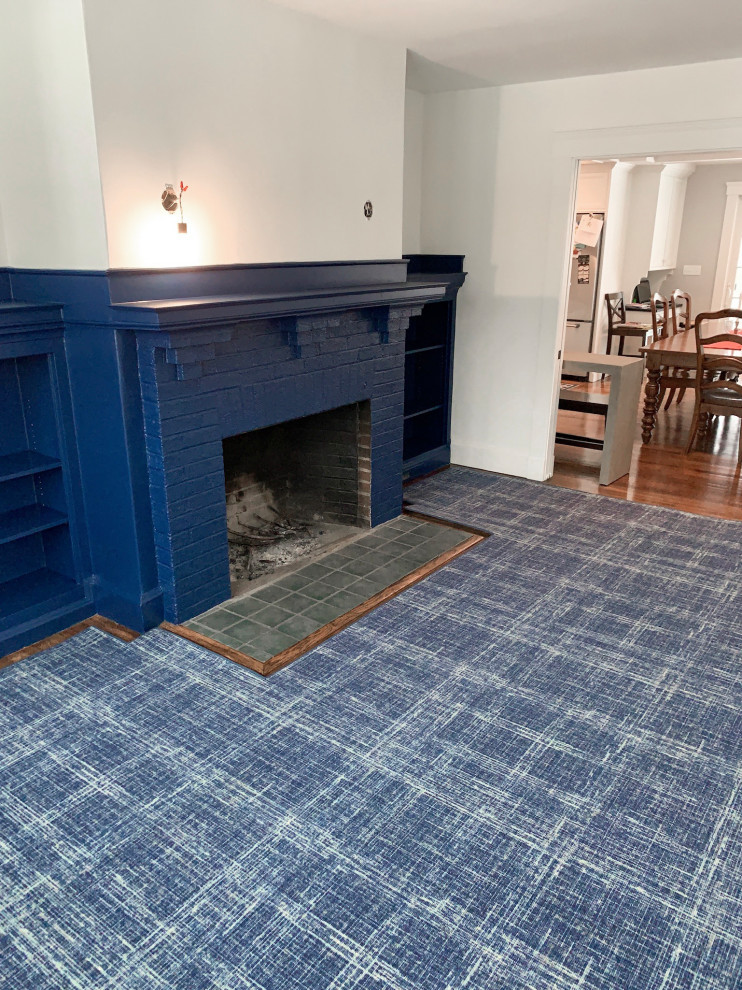 Exemple d'un grand salon avec moquette et un sol bleu.