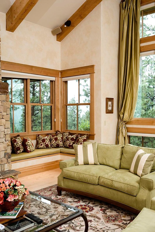 Foto di un soggiorno tradizionale con pareti beige e pavimento in legno massello medio