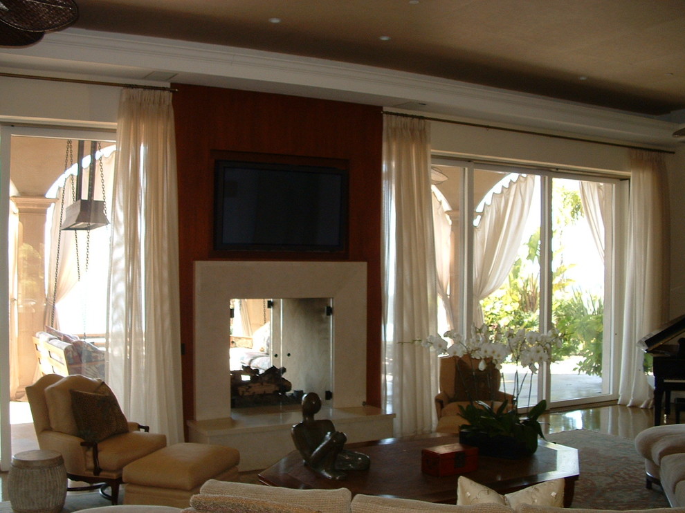 This is an example of a classic living room in Los Angeles.