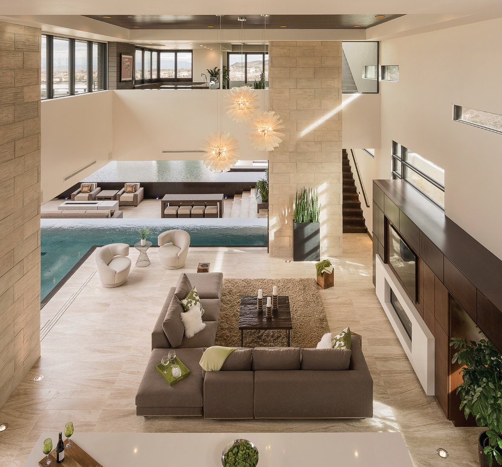 Geräumiges, Offenes Modernes Wohnzimmer mit Hausbar, beiger Wandfarbe, Gaskamin und Multimediawand in Las Vegas