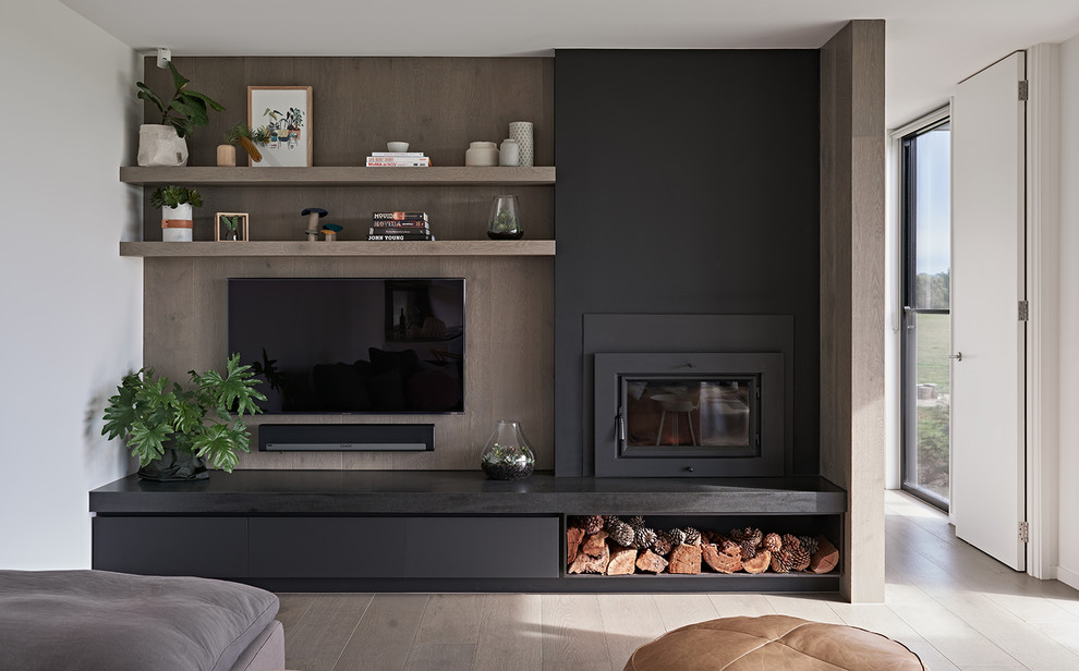 メルボルンにある高級な広いコンテンポラリースタイルのおしゃれなリビング (白い壁、無垢フローリング、標準型暖炉、壁掛け型テレビ、茶色い床) の写真