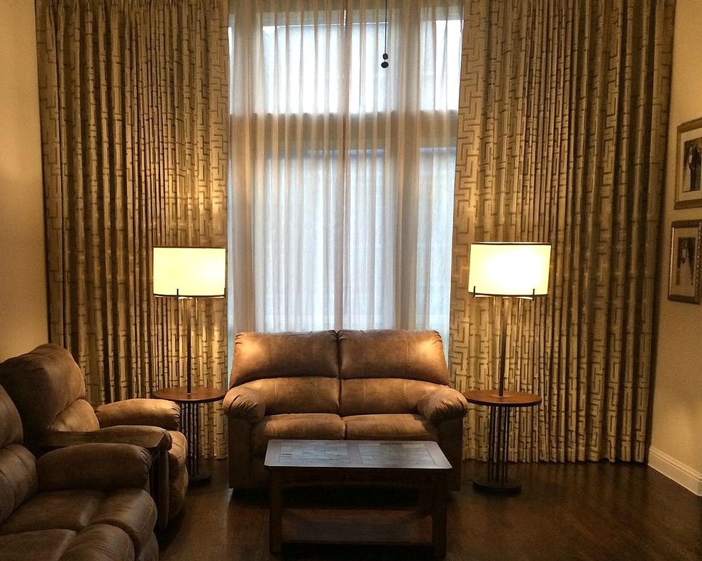 Пример оригинального дизайна: большая парадная, изолированная гостиная комната в стиле неоклассика (современная классика) с бежевыми стенами, темным паркетным полом, угловым камином, фасадом камина из камня и коричневым полом