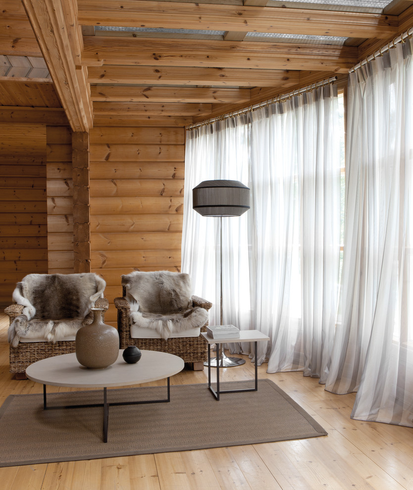 Идея дизайна: парадная, изолированная гостиная комната среднего размера в стиле рустика с коричневыми стенами, светлым паркетным полом и коричневым полом без камина, телевизора