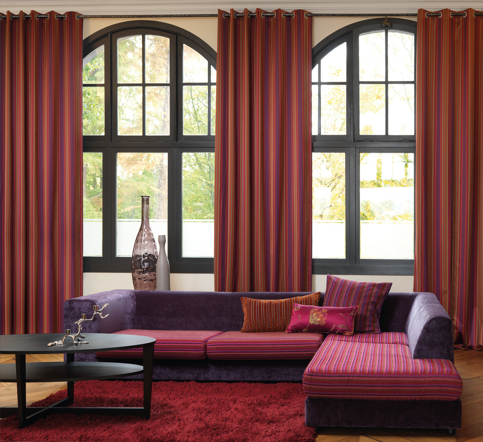 Идея дизайна: парадная, изолированная гостиная комната среднего размера в классическом стиле с бежевыми стенами, светлым паркетным полом и коричневым полом без камина, телевизора