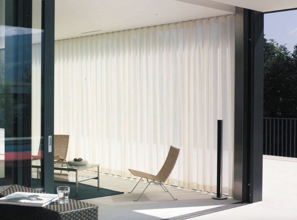 Großes, Repräsentatives, Fernseherloses, Abgetrenntes Modernes Wohnzimmer ohne Kamin mit beiger Wandfarbe, Marmorboden und weißem Boden in San Diego
