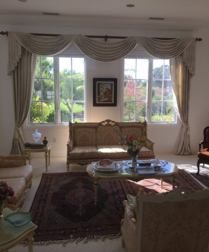 На фото: парадная, изолированная гостиная комната среднего размера в классическом стиле с ковровым покрытием, бежевым полом и белыми стенами без камина, телевизора