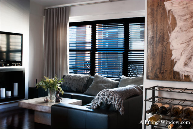 На фото: большая изолированная гостиная комната в стиле модернизм с бежевыми стенами и паркетным полом среднего тона без камина, телевизора с