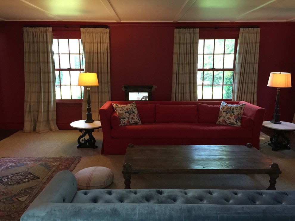 На фото: большая парадная, изолированная гостиная комната в классическом стиле с красными стенами и полом из керамической плитки без камина, телевизора