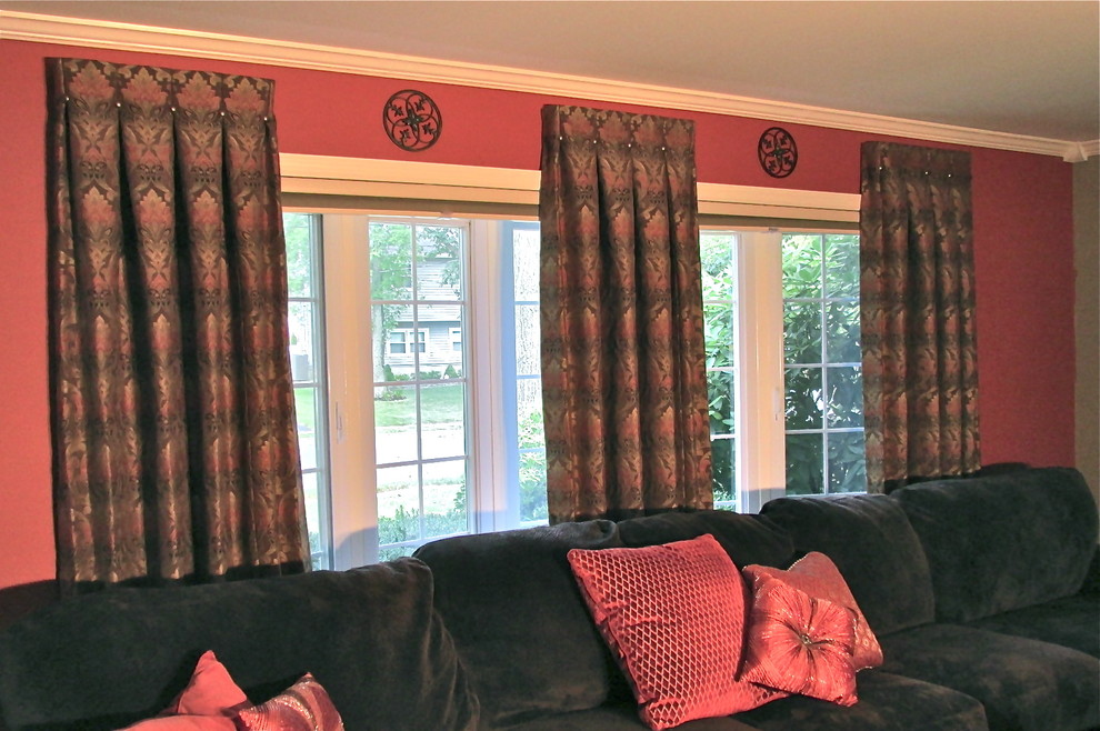 Immagine di un grande soggiorno moderno aperto con pareti arancioni, parquet scuro e TV autoportante