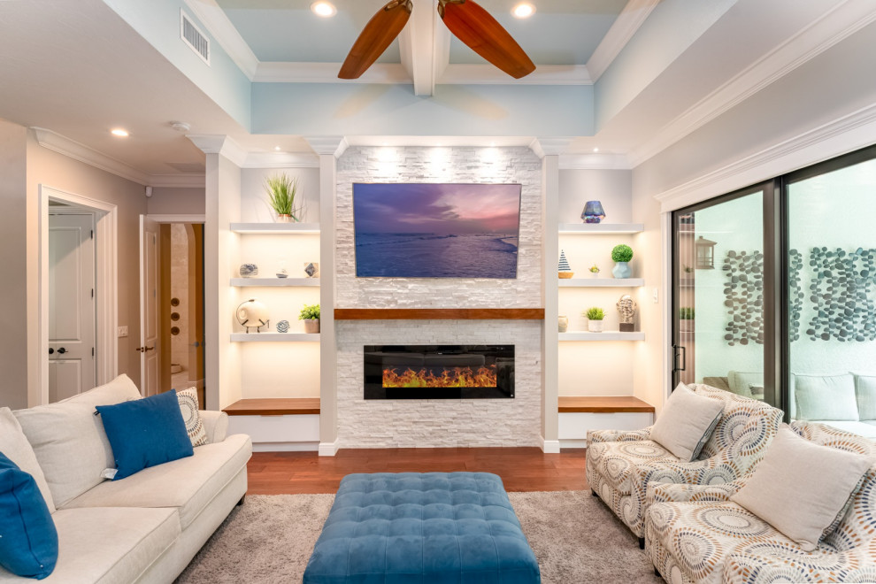 Modernes Wohnzimmer mit beiger Wandfarbe, TV-Wand und Kassettendecke in Tampa