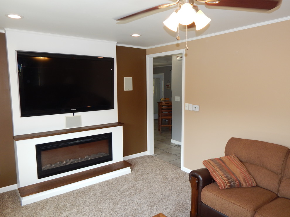 Mittelgroßes Modernes Wohnzimmer mit brauner Wandfarbe, Teppichboden, Hängekamin, Kaminumrandung aus Holz und Multimediawand in Sonstige