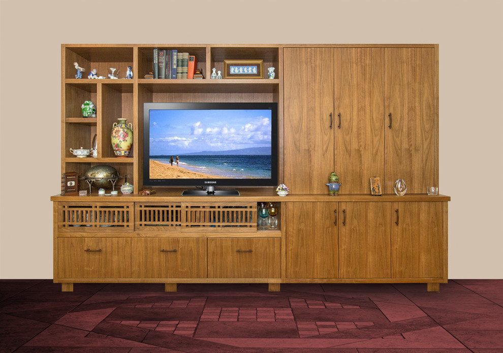 Exemple d'un salon chic de taille moyenne avec un mur beige, moquette, aucune cheminée et un téléviseur encastré.