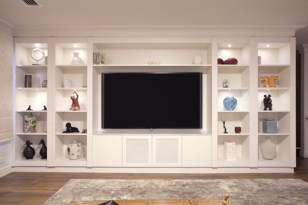 Idée de décoration pour un salon design de taille moyenne et ouvert avec un mur blanc et un téléviseur encastré.