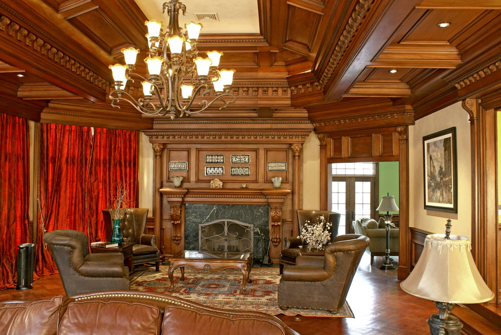 Пример оригинального дизайна: огромная парадная, изолированная гостиная комната в классическом стиле с желтыми стенами, полом из ламината, стандартным камином, фасадом камина из дерева и желтым полом