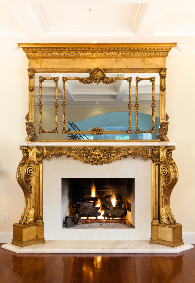 ニューヨークにある高級な中くらいなヴィクトリアン調のおしゃれなリビング (ベージュの壁、塗装フローリング、標準型暖炉、コンクリートの暖炉まわり、茶色い床) の写真