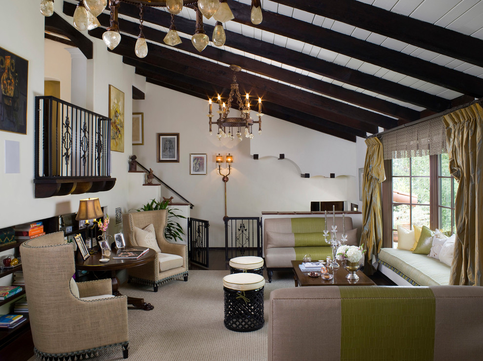 Стильный дизайн: парадная, изолированная гостиная комната в средиземноморском стиле с белыми стенами, темным паркетным полом и коричневым полом без телевизора - последний тренд