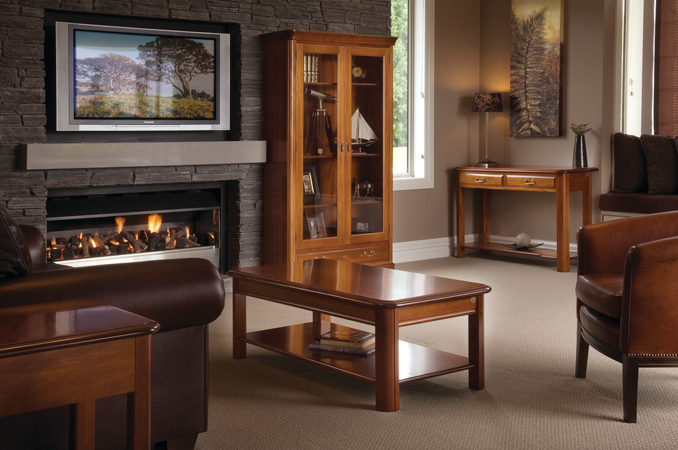クライストチャーチにある中くらいなトラディショナルスタイルのおしゃれなLDK (茶色い壁、カーペット敷き、標準型暖炉、石材の暖炉まわり、埋込式メディアウォール、ベージュの床) の写真